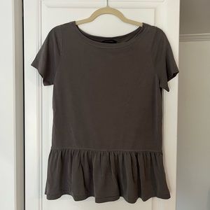 Banana Republic XS dark gray peplum tee EUC